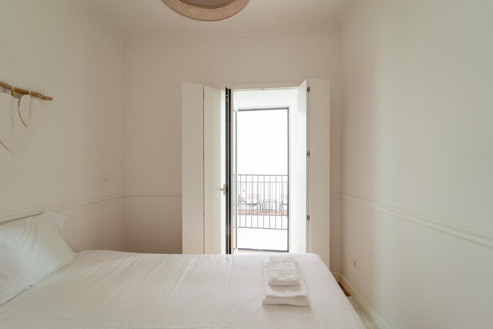 Newly Renovated 2br With Ac & Terrace | By Airnest Apartamento Lisboa