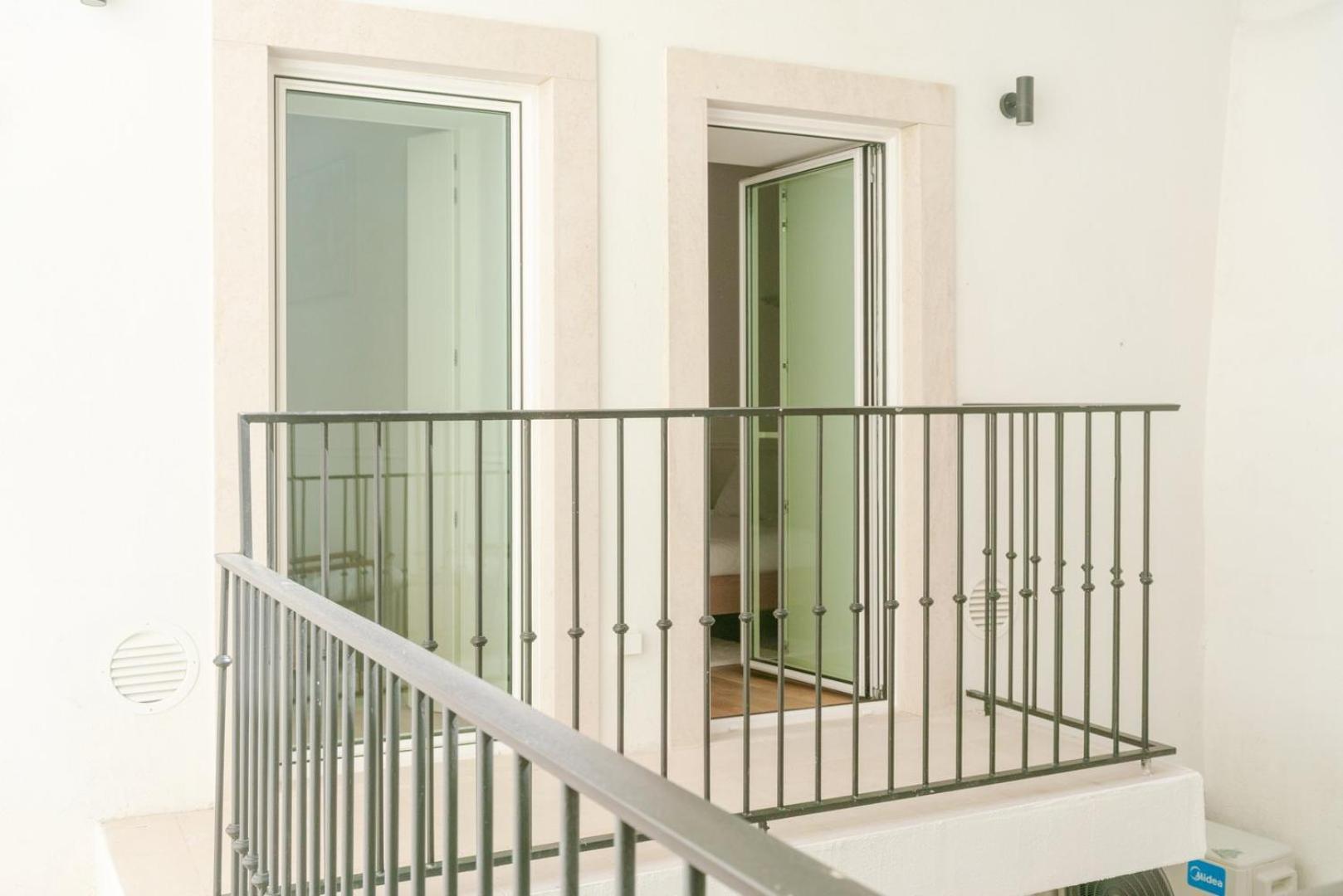 Newly Renovated 2br With Ac & Terrace | By Airnest *